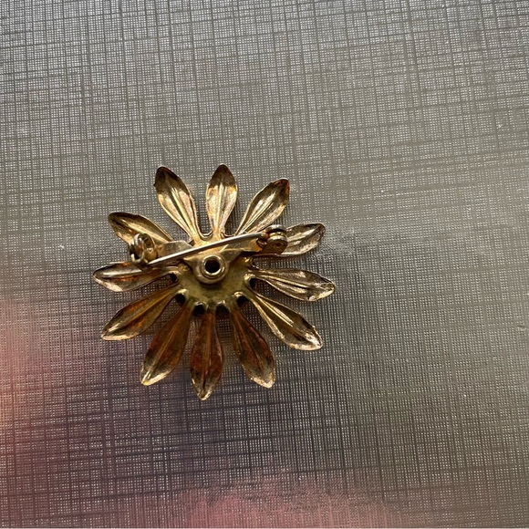 Elegant Gold and Pearl Jewelry Set - Picture 3 of 7